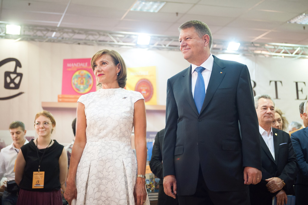 Nu o recunoști! Cum arăta Carmen Iohannis în tinereţe! În copilărie, Prima Doamnă a luat lecții de balet și de pian