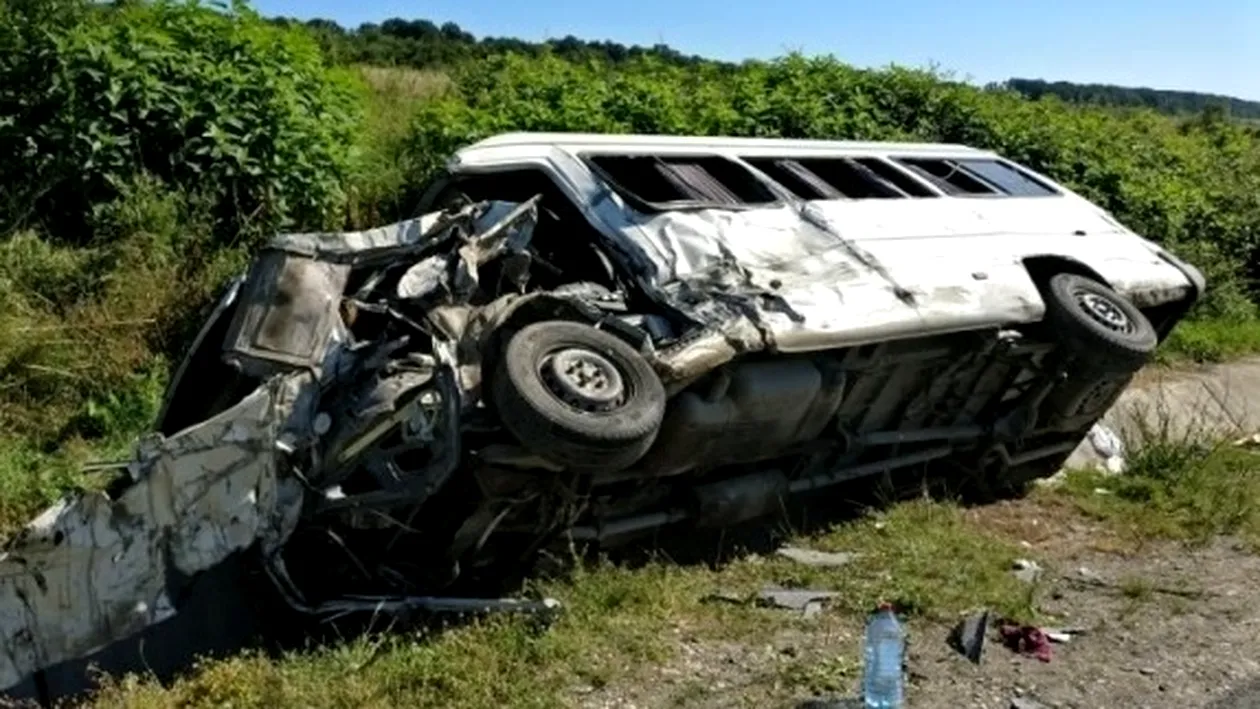 Accident grav pe DN 7! Nouă persoane rănite după ce un microbuz a intrat într-un cap de pod