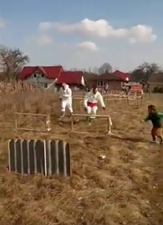 Exatlon made în România! O familie din Maramureș și-a amenajat în grădină o copie fidelă a circuitului din Republica Dominicană