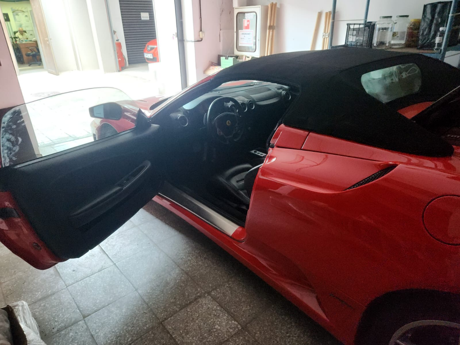 ANAF scoate la vânzare un Ferrari confiscat. Cât trebuie să plătești ca să participi