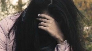 Ordin de restricție pentru un minor care și-a agresat iubita, în plină stradă! „Ambulanța m-a dus la spital unde am stat 5 zile”
