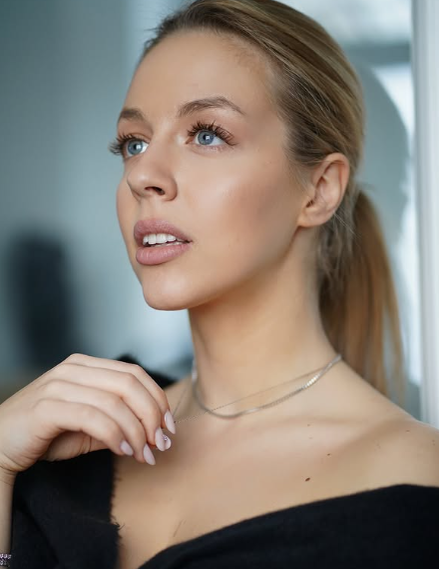 Așa arăta Jennifer Dumitrescu în 2008, când o juca pe micuța Carina în telenovela Îngerașii. Din ce face bani și cum arată acum, la 23 de ani