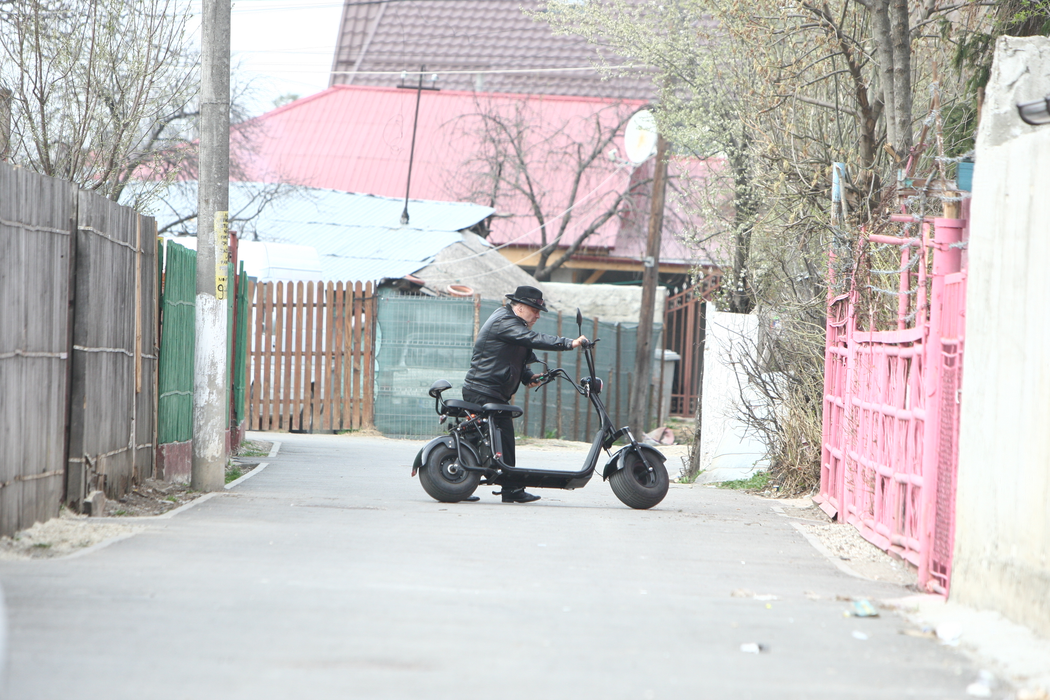 ”Regele cerșetorilor” din București are casă la Buftea și umblă cu scuter de 2.000 €!