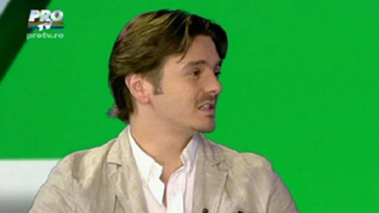 VIDEO Ce a facut Mihai Petre la Cannes? A mancat saorma, a facut poze cu romanii in fata hotelului si a fost intrebat unde e Pavel Bartos