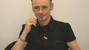 Au “fugit” cu taxiul din club! Primele imagini cu MIHAI ALBU şi „sosia” IULIEI!