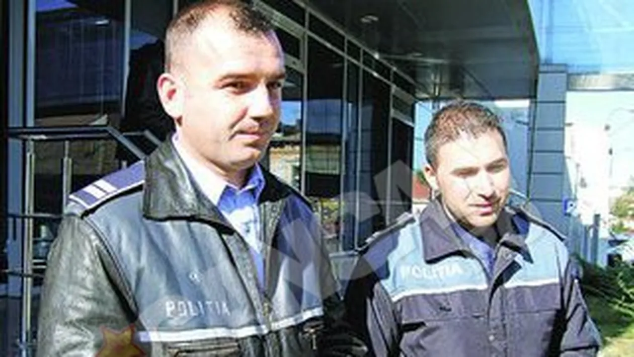 Doi politisti au salvat trei oameni dintr-un incendiu! Si-au facut masti din cravate si au intrat in foc