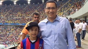 Cu cine s-a afisat premierul PONTA la meciul Stelei. VEZI AICI!