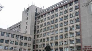 Un baietel de opt ani a murit in spital, dupa ce a fost tratat de rosu in gat, iar el avea ficatul putrezit