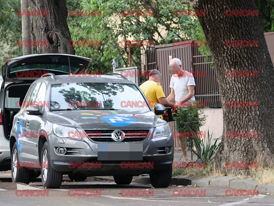 Tatăl Laurei, ieșit la poarta casei, primește un vizitator