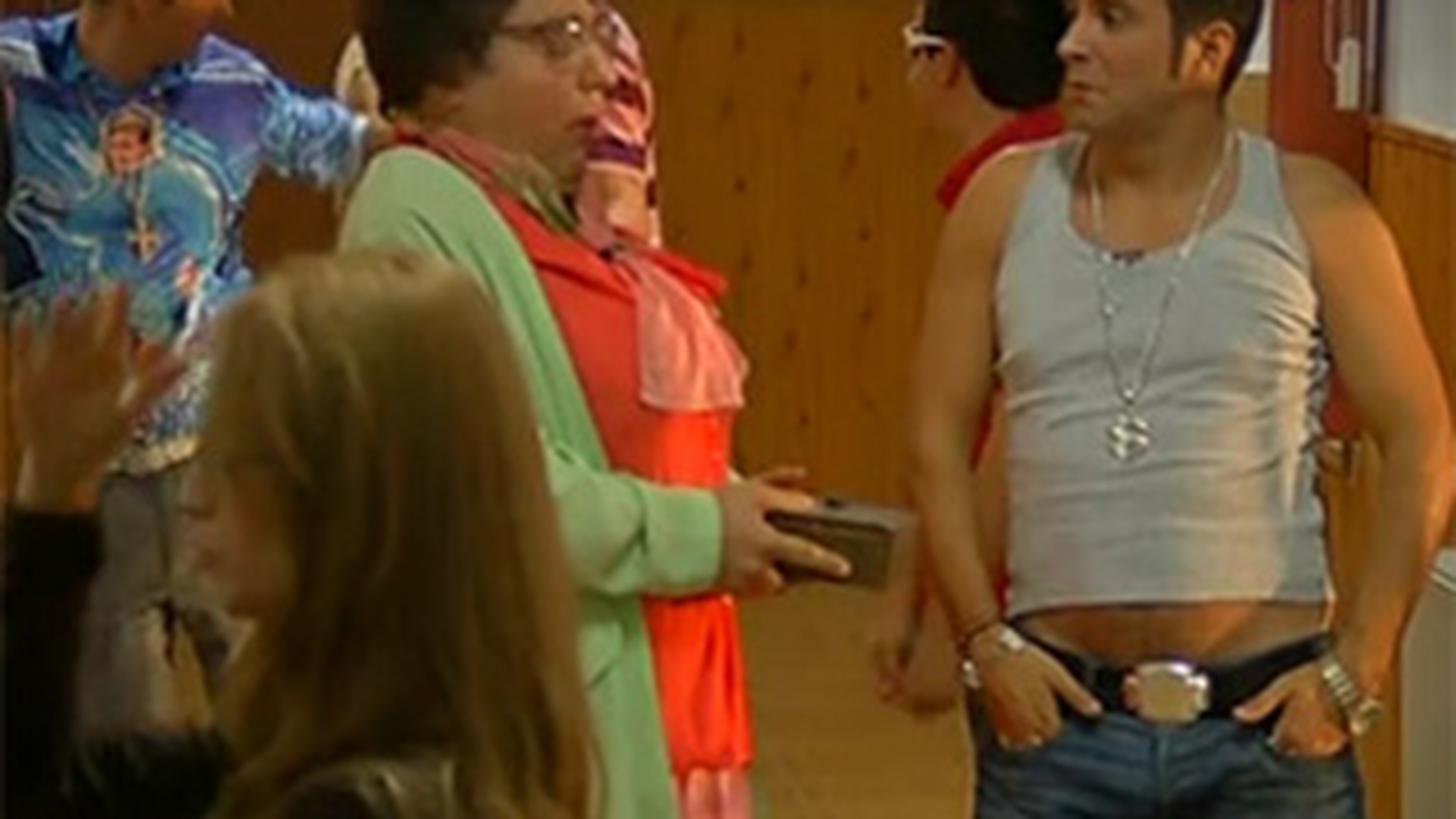 VIDEO LICEENII...Varianta dementa 2011 a lui Bendeac! "Marculescu" si-a bagat p*** in "Tamara Buciuceanu"!