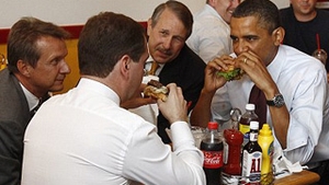 Barack Obama si Dmitri Medvedev au mancat hamburgeri impreuna!