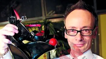 Perez Hilton ironizeaza pantofii lui Mihai Albu