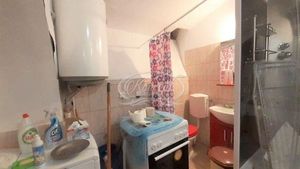 Garsonieră cu bucătăria în baie, la Cluj-Napoca. Preţul încredibil cu care se vinde locuinţa cu WC-ul ascuns după aragaz