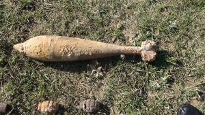 Bombă de 82 milimetri, găsită pe câmp de un arădean care săpa