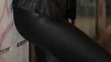 Recunosti posteriorul asta sexy? Vezi ce vedeta s-a fatait in piele prin oras si a dat peste cap tot Centrul Vechi!