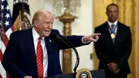 Donald Trump, lovit de un jurnalist cu microfonul! Cum a reacționat INSTANT președintele Americii? Video VIRAL