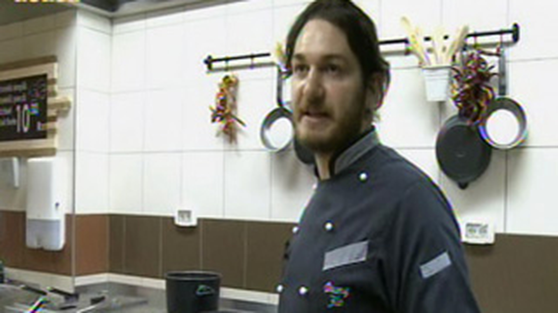 Florin Dumitrescu, cel mai tanar jurat de la MasterChef, a comis-o rau de tot! S-a facut de ras in direct - A dat foc la o tigaie si nu mai putea respira de fum