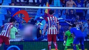Cea mai DEMENTA metoda de a-ti distrage adversarul la penalty! Fanii au ras cu lacrimi cand au vazut faza asta