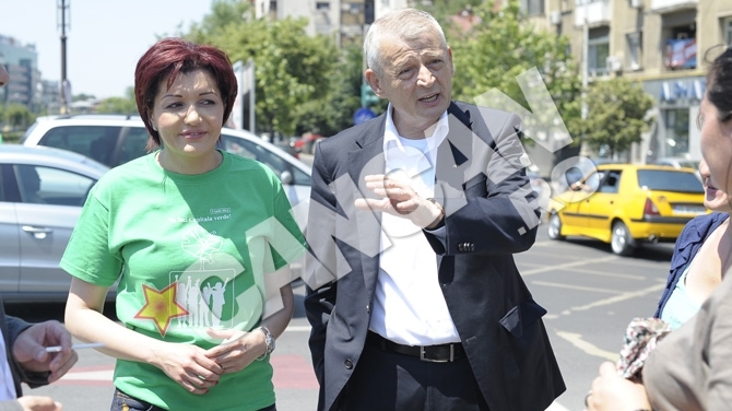 Sorin Oprescu, alaturi de elevi la o actiune de infrumusetare a podurilor Izvor si Hasdeu