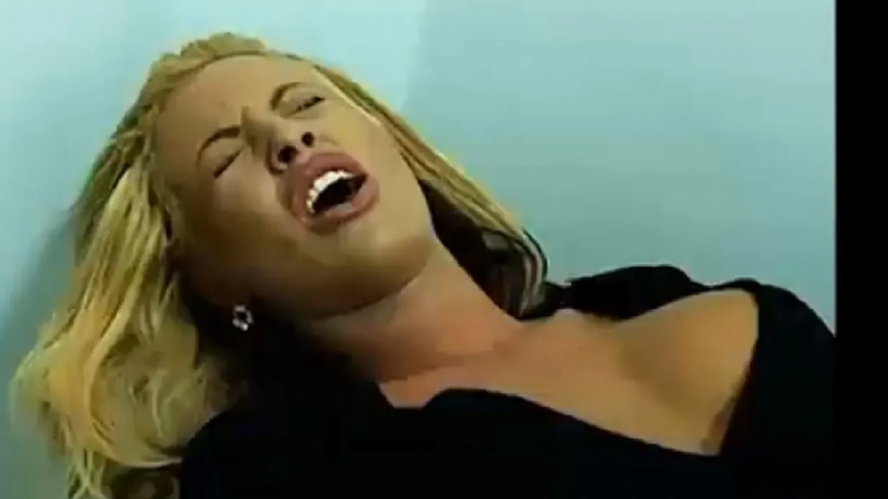 Loredana Chivu a „dat moda” piercingului în zona intimă! Ce alte vedete curajoase s-au „înțepat” între picioare