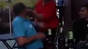 Scene de lupta intr-o crasma sateasca! Barbat masacrat de soacra, sub ochii prietenilor!