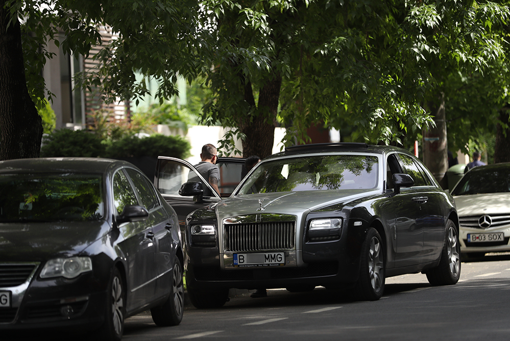 Tanaka se urcă în maşină
