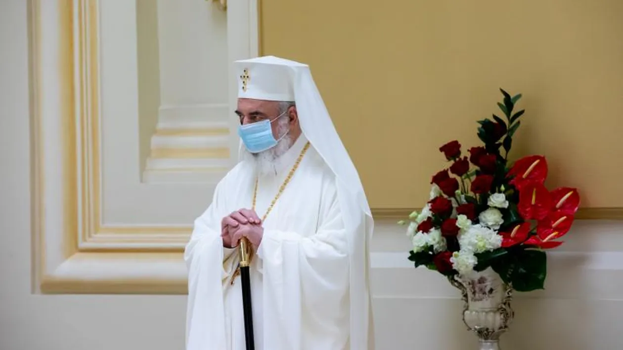 Patriarhul Daniel încurajează măsurile de prevenire a răspândirii virusului COVID-19! Acesta a apărut purtând mască de protecție la o reuniune publică