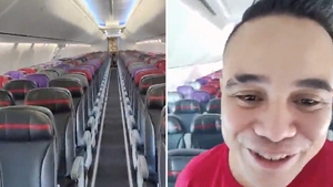 Ce a făcut tânărul din imagine, timp de 6 ore, după ce a realizat că e singurul pasager din avion