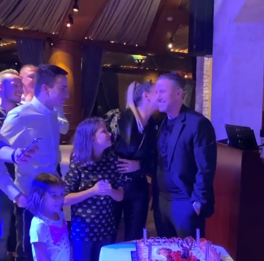 Anamaria Prodan s-a dat în spectacol pe manele într-un restaurant de lux din Dubai. A fost filmată în timp ce se săruta pasional cu soțul ei, Laurențiu Reghecampf