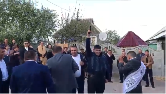 Au tras cu mitraliera și pistolul la petrecere. Adi Minute a cântat printr-o ploaie de gloanțe