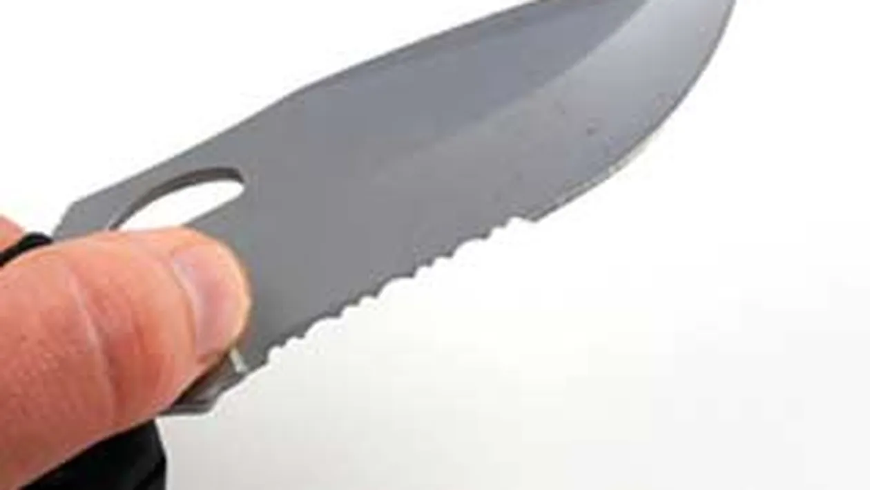 Un barbat a intrat intr-o scoala si ranit cu un cutit 18 elevi si un profesor!