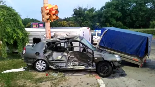 Accident cumplit în Constanţa! 14 persoane au fost rănite după impactul unui microbuz cu o maşină