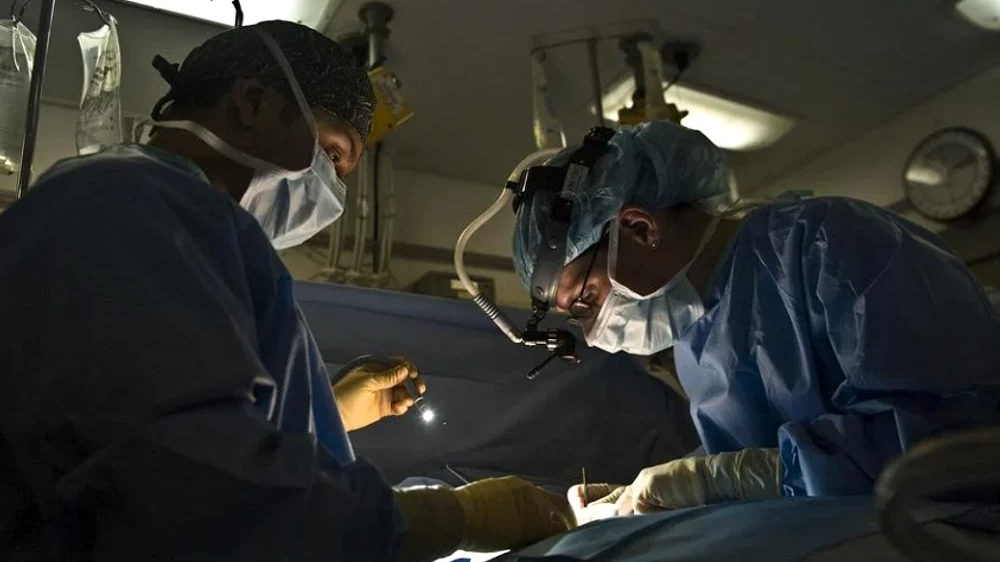 Bancnote de un leu, cruciulițe, o lamă și asta nu e tot! Ce au mai găsit doctorii în stomacul unui ieșean care fusese adus la spital