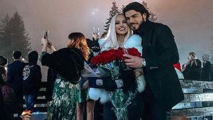 Cum a apărut îmbrăcată Anda Adam de Revelion. Yosif Eudor Mohaci nu a scăpat-o din ochi nicio clipă