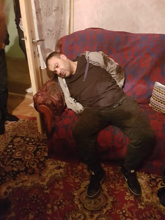 Bărbatul care l-a împușcat mortal pe polițistul din Timiș a fost prins. Marian Godina a publicat o poză cu criminalul încătușat