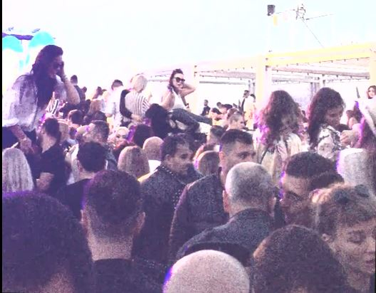 Brigitte s-a distrat la mare, unde a dansat chiar și pe masă