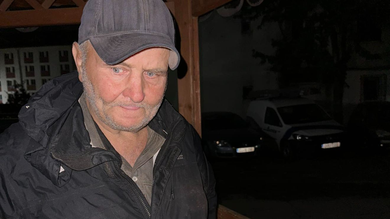 Imaginile bătrâneții chinuite. El este Adrian, românul care doarme pe o bancă din Filiași, după ce mama lui a amanetat casa: „Un domn a aruncat cu un covrig în mine. L-am ridicat, l-am mâncat și i-am mulțumit!”