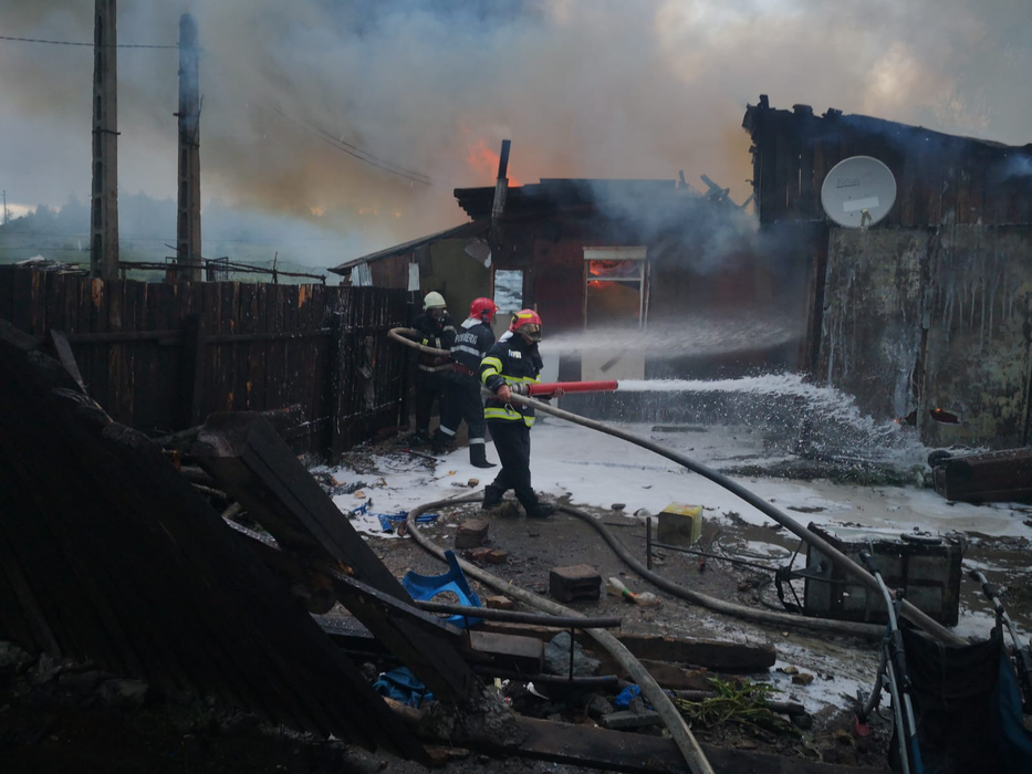 Tragedie. O familie din Moinești se zbate între viață și moarte, în urma unui incendiu care le-a ars casa și toată averea.