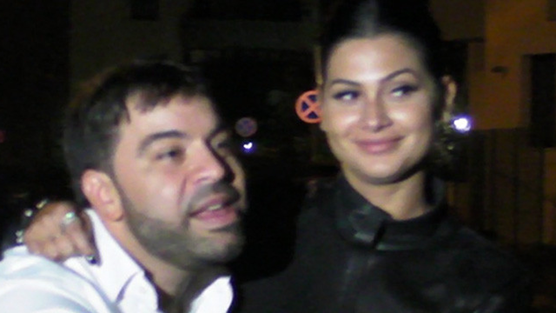 Primele imagini cu Florin Salam si iubita lui la o petrecere! Manelistul nu si-a luat mainile de pe Roxana Dobre toata noaptea!