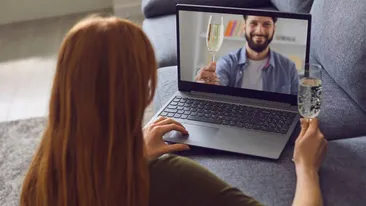 O femeie de 43 de ani s-a cuplat cu un ofițer italian pe internet. După 1 an de relație, a aflat cine era soldatul, de fapt