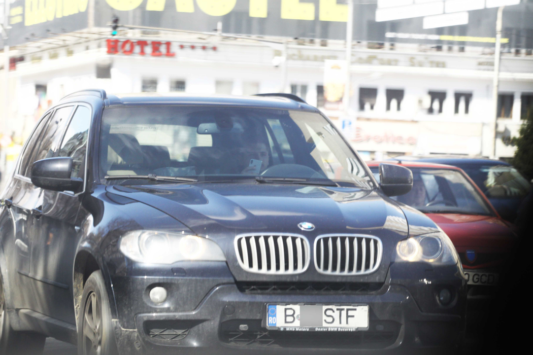 Cătălin "Tomată" se ocupă singur de aprovizionarea pub-ului de pe Calea Victoriei