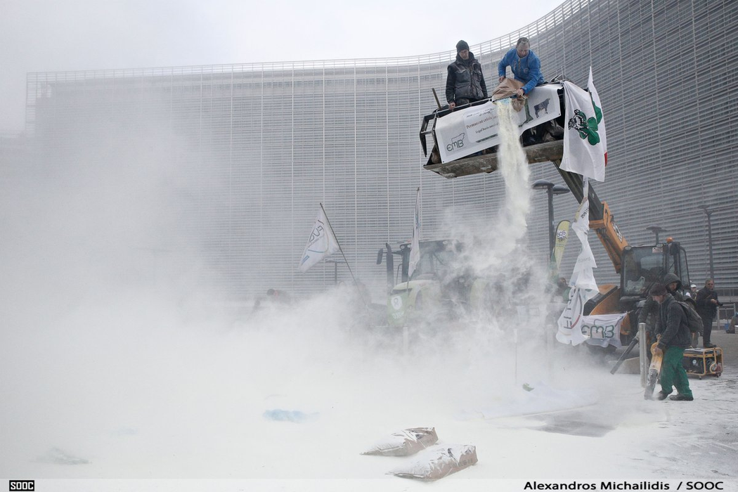 Imagini incredibile la Bruxelles: A început să „ningă“ cu lapte praf în faţa clădirii Consiliului European
