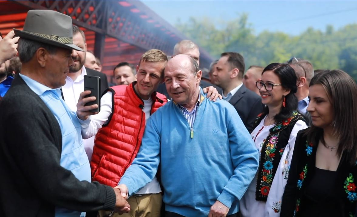 Traian Băsescu, asaltat de mulțime în Maramureș! Ce cadou a primit fostul președinte al României