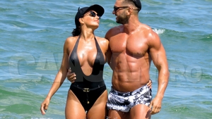Dorian Popa şi iubita lui, ”magnetul” privirilor pe litoral Ea cu forme sexy, el cu pătrăţele!