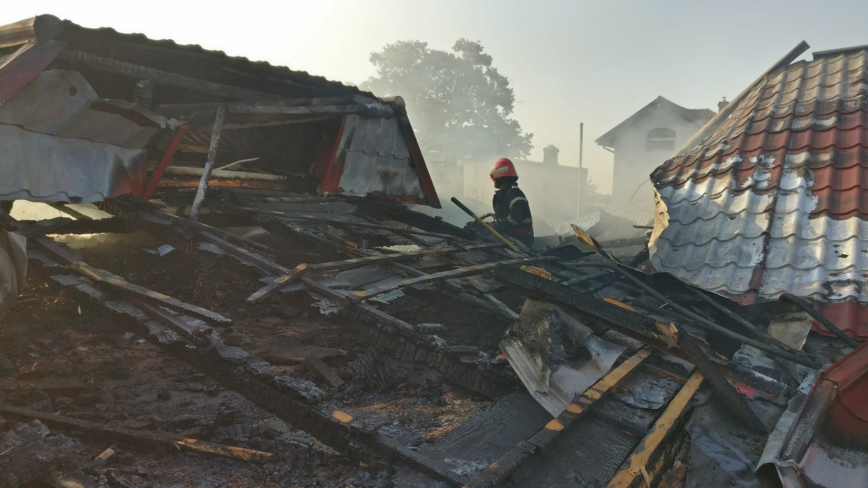 Incendiu puternic în Tulcea! Pompierii se luptă cu flăcările care au cuprins mai multe case