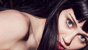 Miley Cyrus, goala pe un cal! S-a facut bruneta si s-a dezbracat pentru a-si promova noul album