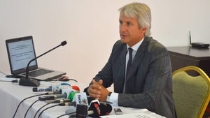 Ministrul “Casanova” s-a harjonit intr-o parcare cu o tinerica agatata in club! Totul s-a intamplat in zori de zi!