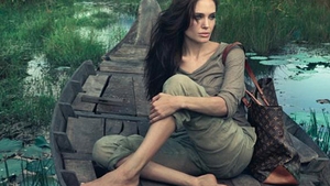 Inca un motiv sa o urasti pe Angelina Jolie! Vezi aici ce posete spectaculoase i-au trecut prin maini!