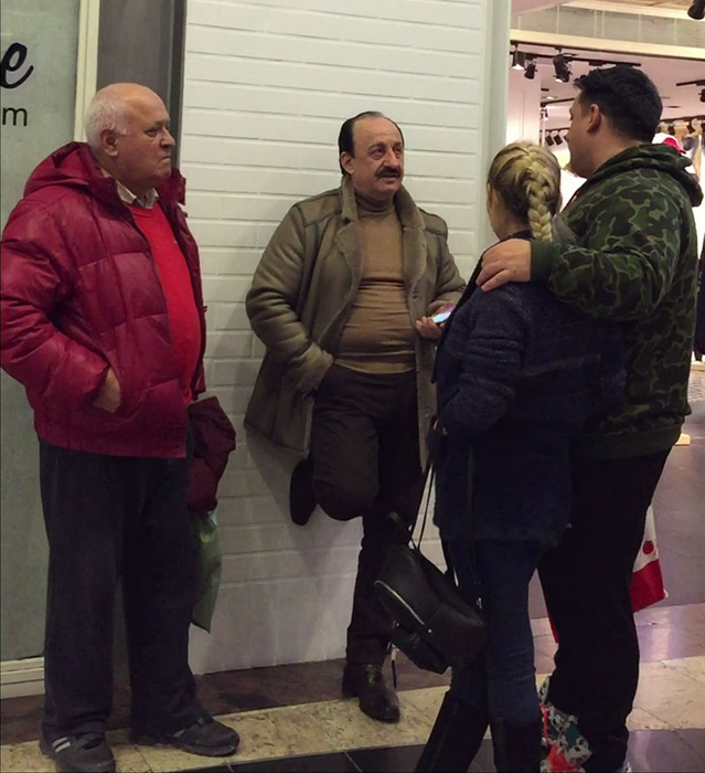 Toți patru discută despre un anumit lucru