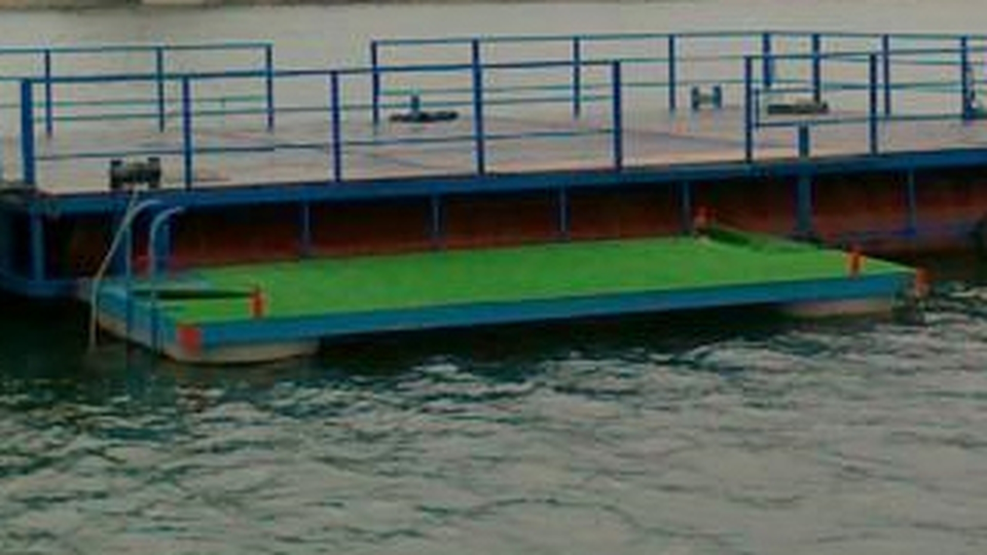 Trei copii au ramas blocati pe un ponton care s-a desprins de la malul unui lac din Arad